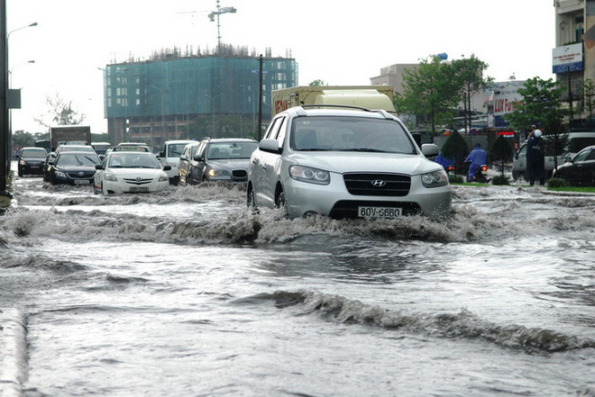 TP.Hồ Chí Minh: Mưa lớn bất thường gây ngập giữa mùa khô ảnh 1