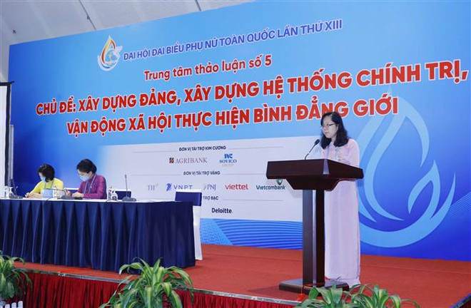 Đại biểu dự phiên thảo luận "Xây dựng Đảng, xây dựng hệ thống chính trị, vận động xã hội thực hiện bình đẳng giới". (Ảnh: Phương Hoa/TTXVN) Phát huy vai trò của phụ nữ trong vun đắp giá trị gia đình Việt ảnh 2