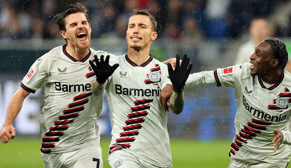 Bundesliga: Kane lập kỷ lục, góp công giúp Bayern vùi dập Dortmund ảnh 4