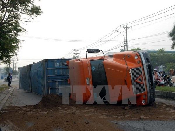 Ôtô con ngang nhiên đi ngược chiều làm xe container nằm "phơi bụng" ảnh 1