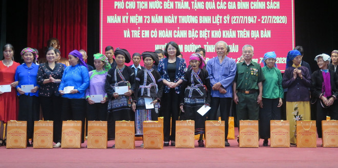 Phó Chủ tịch nước Đặng Thị Ngọc Thịnh tặng quà cho 30 hộ gia đình chính sách tại huyện Tam Đường (Lai Châu). (Ảnh: Việt Hoàng/TTXVN) Phó Chủ tịch nước tặng quà các gia đình chính sách tại Lai Châu ảnh 1