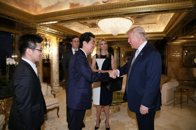 Thủ tướng Nhật Bản Shinzo Abe lạc quan về triển vọng xây dựng lòng tin với Tổng thống đắc cử Mỹ Donald Trump. (Nguồn: Reuters) Thủ tướng Nhật Bản tin tưởng ông Trump trên cương vị lãnh đạo ảnh 1