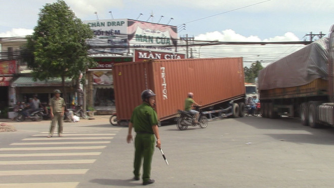 Hai xe container đâm nhau, hàng chục khối gỗ quý tràn ra đường ảnh 1