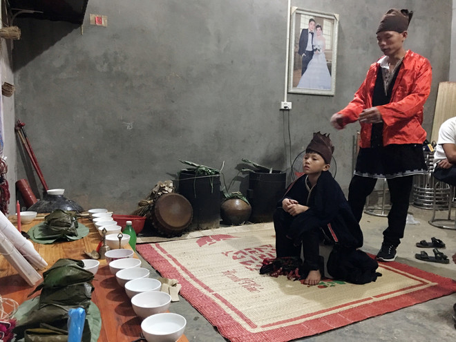12 giờ đêm đầu tiên của lễ, đứa trẻ mới được mặc bộ trang phục của người dân tộc Dao Tiền để bắt đầu làm Lễ Đặt tên. (Ảnh: Vũ Hà/TTXVN) Độc đáo nghi lễ Lập Tĩnh - lễ đặt tên của người Dao Tiền ảnh 1