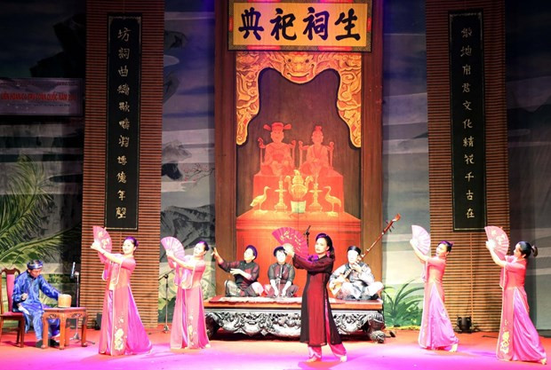 Một tiết mục trong Liên hoan ca trù toàn quốc 2018. (Nguồn: TTXVN) Hà Nội: Điểm sáng về bảo tồn di sản văn hóa phi vật thể ca trù ảnh 1