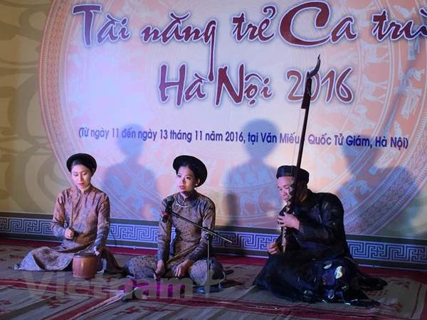 Liên hoan Tài năng trẻ Ca trù Hà Nội năm 2016 tại Văn Miếu-Quốc Tử Giám. (Ảnh: An Ngọc/Vietnam+) Hà Nội: Điểm sáng về bảo tồn di sản văn hóa phi vật thể ca trù ảnh 3