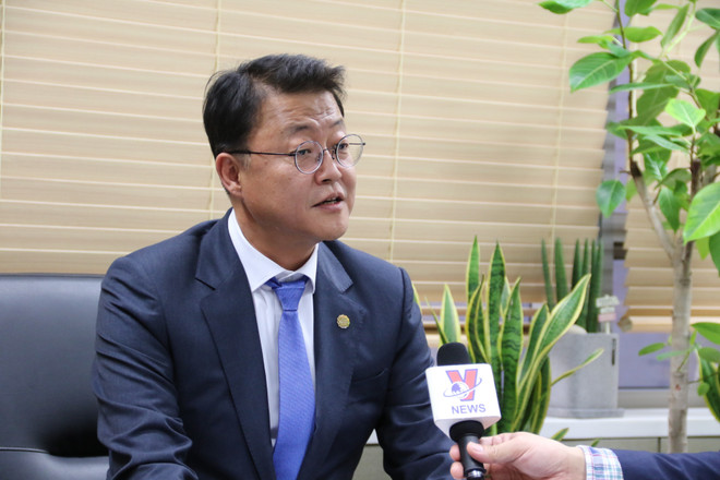 Ông Joo Hyung Chul - Chủ tịch Ủy ban Chính sách hướng Nam Mới của Hàn Quốc trả lời phòng vấn. (Ảnh: Hữu Tuyên/TTXVN) Hàn Quốc sẵn sàng cho Hội nghị cấp cao đặc biệt ASEAN-Hàn Quốc ảnh 1