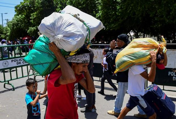 Người dân Venezuela tại cửa khẩu biên giới với Colombia. (Ảnh: AFP/TTXVN) LHQ cảnh báo cuộc khủng hoảng di cư Venezuela đã mang tính toàn cầu ảnh 1