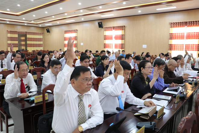 Đại biểu biểu quyết tại kỳ họp. (Ảnh: Huỳnh Phúc Hậu/TTXVN) Bầu bổ sung hai Phó Chủ tịch Ủy ban nhân dân tỉnh Bến Tre ảnh 2
