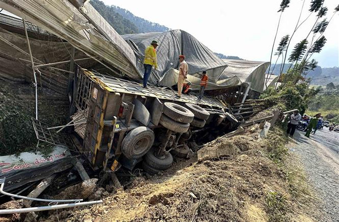 Xe tải đi tốc độ cao gây tai nạn liên hoàn trên đèo Mimosa ảnh 1