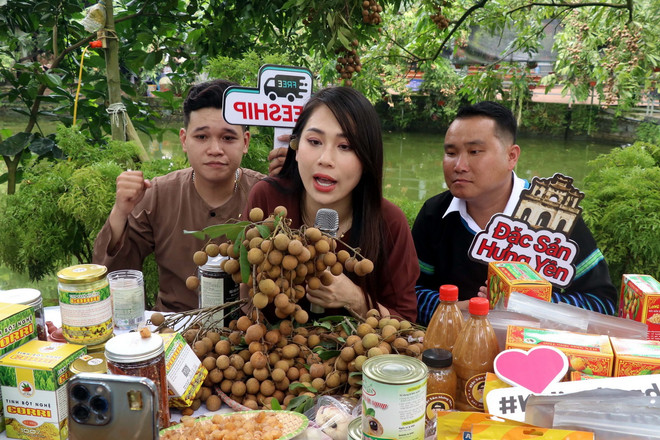 Các nhà sáng tạo nội dung giúp bà con nông dân tiêu nhãn lồng và nông sản OCOP trên Tiktok. (Ảnh: Đinh Văn Nhiều/TTXVN) ttxvn Livestream ban hang.jpg