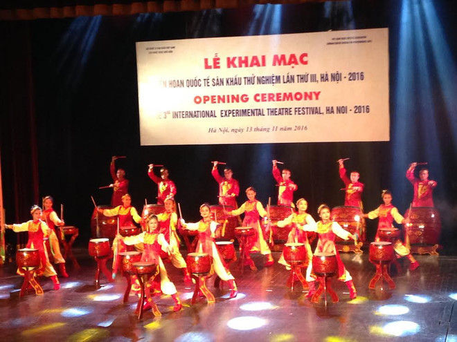 Màn biểu diễn khai mạc liên hoan. (Ảnh: Mỹ Bình/Vietnam+) Khai mạc Liên hoan quốc tế Sân khấu thử nghiệm lần thứ III ảnh 1