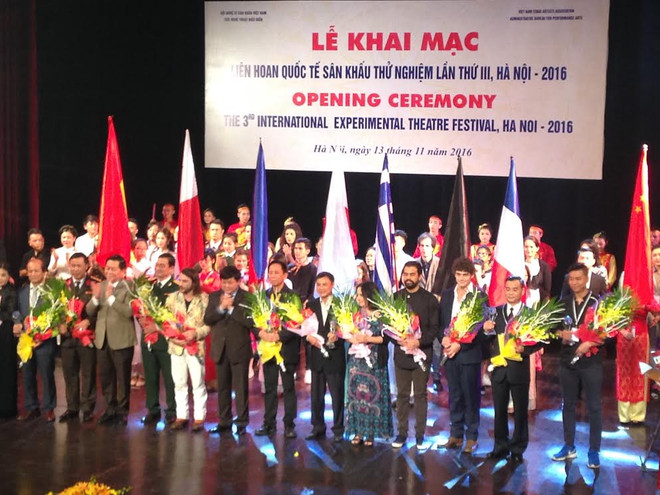Các nghệ sỹ liên hoan. (Ảnh: Mỹ Bình/Vietnam+) Khai mạc Liên hoan quốc tế Sân khấu thử nghiệm lần thứ III ảnh 2