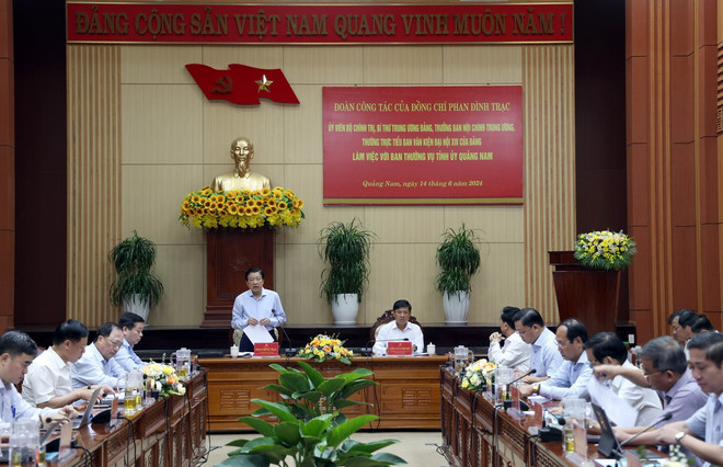 Ông Phan Đình Trạc phát biểu tại buổi làm việc với thường vụ Tỉnh ủy Quảng Nam. (Ảnh: Trần Tĩnh/TTXVN) tieu_ban_van_kien_dai_hoi_xiv_cua_dang_lam_viec_voi_tinh_uy_quang_nam2.jpg