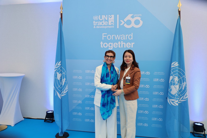 Thứ trưởng Ngoại giao Nguyễn Minh Hằng (phải) và Tổng Thư ký UNCTAD Rebecca Grynspan. (Ảnh: Anh Hiển/TTXVN) viet_nam_tham_du_dien_dan_lanh_dao_toan_cau3.jpg