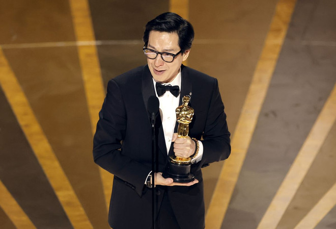 Oscar 2023: Quan Kế Huy đoạt tượng vàng cho Nam phụ xuất sắc ảnh 1