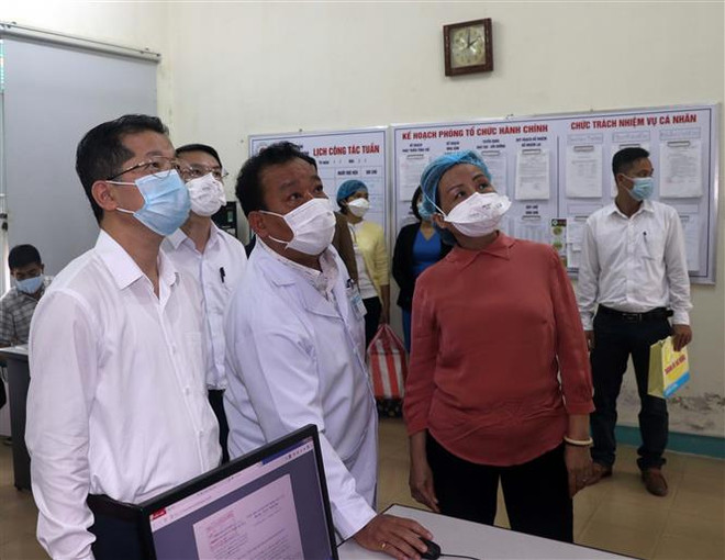 Bí thư Thành ủy Đà Nẵng Nguyễn Văn Quảng kiểm tra công tác điều trị cho bệnh nhân mắc COVID-19 tại Bệnh viện Phổi (Đà Nẵng) qua màn hình camera giám sát. (Ảnh: Trần Lê Lâm/TTXVN) Bí thư Thành ủy Đà Nẵng thị sát tình hình điều trị bệnh nhân COVID-19 ảnh 1