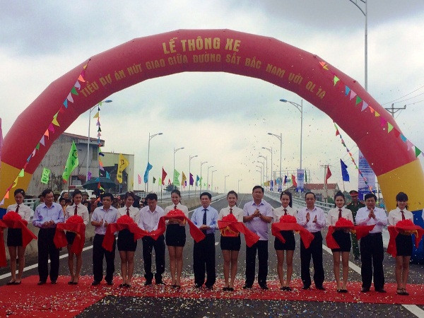 Thông xe cầu vượt đường sắt Bắc-Nam với Quốc lộ 1A ảnh 1