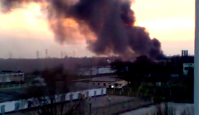 Có yếu tố phá hoại trong vụ cháy xe tăng ở Ukraine ảnh 1