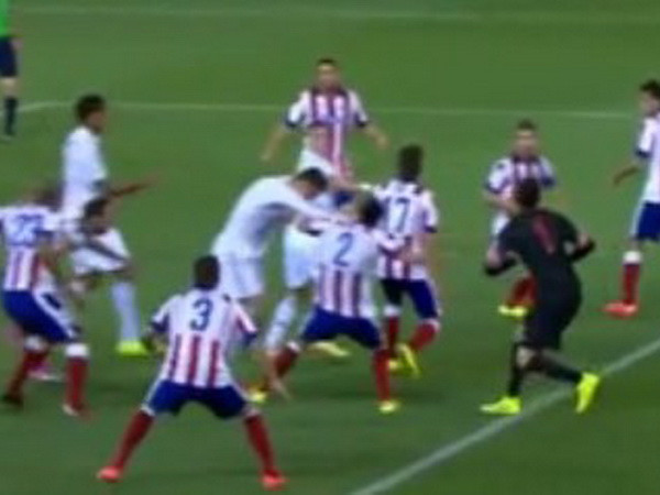 [Video] Ronaldo thô thiển "hạ gục" đối phương ngay trên sân ảnh 1