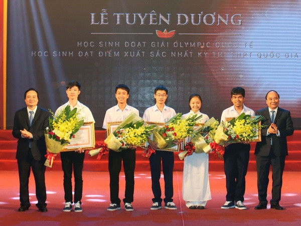 Tuyên dương học sinh đạt thành tích cao trong thi quốc gia và quốc tế ảnh 1