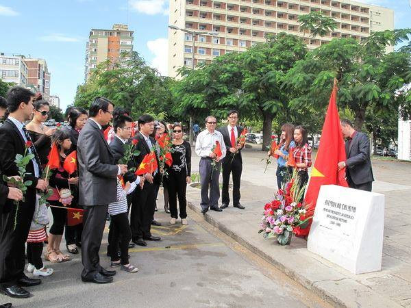 Cán bộ Đại sứ quán và người Việt tại Mozambique đặt hoa tưởng niệm tại Đại lộ Hồ Chí Minh của Thủ đô Maputo. (Ảnh do Đại sứ quán Việt Nam tại Mozambique cung cấp) Kỷ niệm sinh nhật Chủ tịch Hồ Chí Minh tại Mozambique ảnh 1