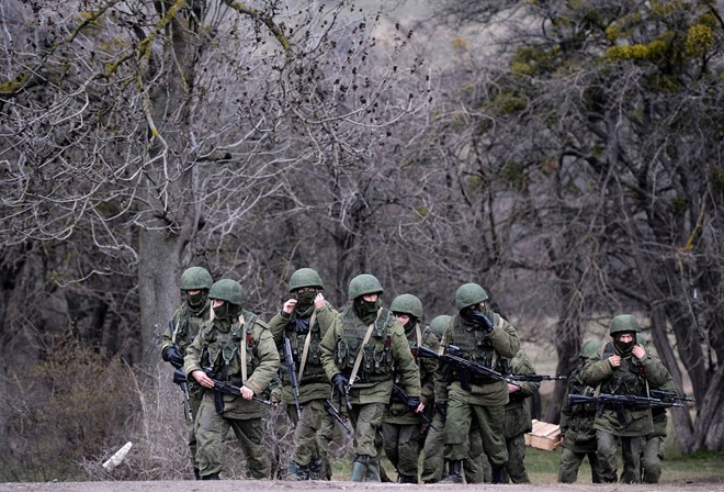 Binh sỹ Nga tuần tra ở Perevalnoye, ngoại ô Simferopol. (Nguồn: AFP/TTXVN) Tổng thống Nga rút binh sỹ khỏi khu vực giáp biên Ukraine ảnh 1