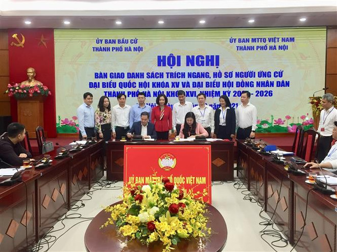 Ký biên bản bàn giao danh sách trích ngang, hồ sơ người ứng cử đại biểu Quốc hội khóa XV và đại biểu HĐND thành phố Hà Nội khóa XVI. (Ảnh: Nguyễn Thắng/TTXVN) Hà Nội hoàn thành lấy ý kiến cử tri nơi cư trú với người ứng cử ảnh 1