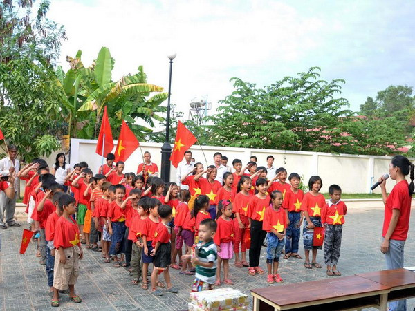 Trẻ em Việt Nam tại Campuchia và Séc vui tết thiếu nhi ảnh 1