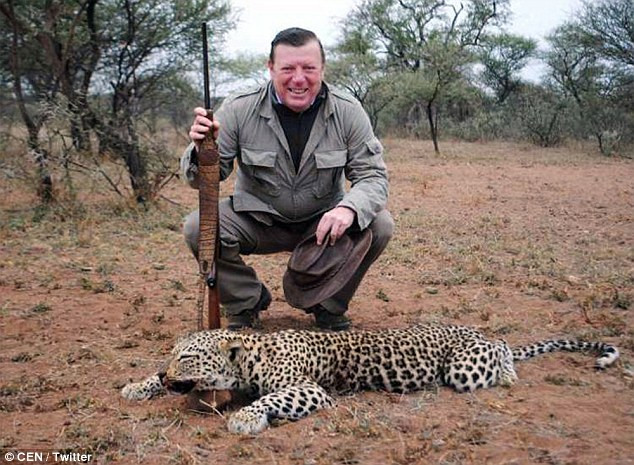 Diễn viên hài nổi tiếng gây phẫn nộ khi khoe bắn hạ báo đốm ảnh 1