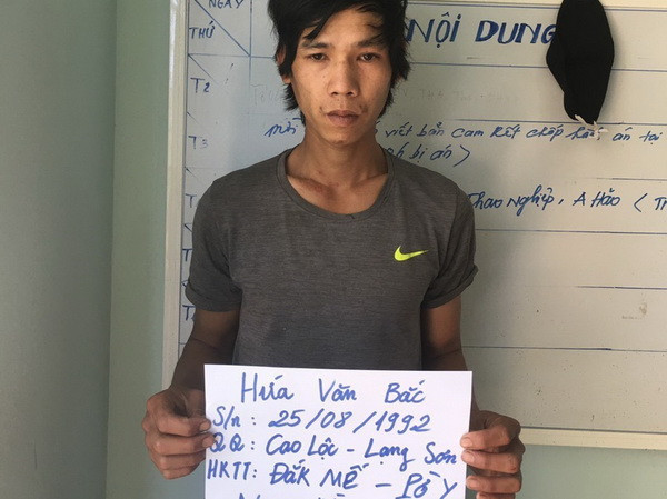 Đối tượng Hứa Văn Bắc bị lực lượng chức năng bắt giữ. (Ảnh: TTXVN phát) Kon Tum: Bắt đối tượng vận chuyển trái phép 2,1kg ma túy đá ảnh 1