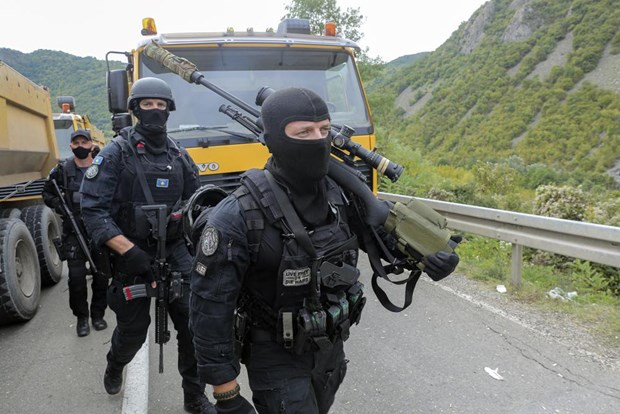 Cảnh sát Kosovo tại khu vực gần biên giới. (Nguồn: AP) Mỹ trục xuất Kosovo khỏi cuộc tập trận Defender năm 2023 ảnh 1