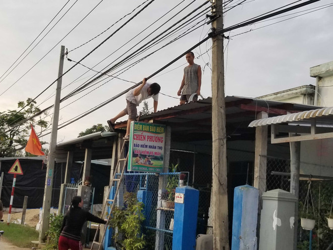 Các địa phương đưa người dân đến nơi an toàn trước khi bão số 9 đổ bộ ảnh 1