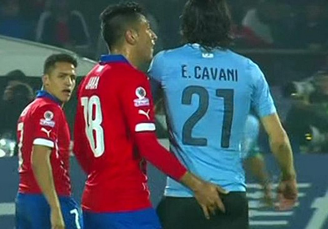 Cầu thủ móc tay thô thiển với Cavani bị loại khỏi Copa America ảnh 1