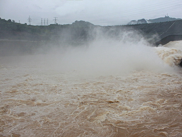 Thủy điện Trị An xả lũ qua đập tràn để bảo vệ an toàn đập ảnh 1