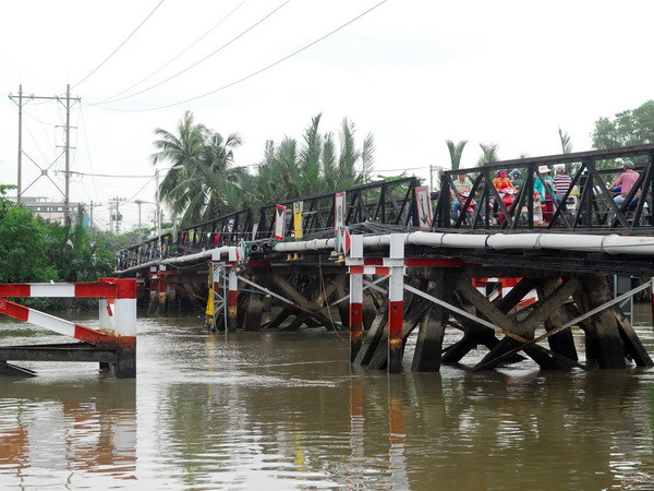 Khẩn trương trục vớt sà lan đâm vào cầu Rạch Đĩa trước khi nước lên ảnh 1