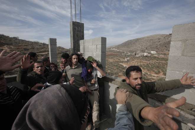 Người Palestine phản đối nhóm người Israel dựng các khu nhà tại khu vực Israel chiếm đóng ở khu Bờ Tây. (Nguồn: AFP/TTXVN) Mỹ quan ngại sâu sắc quyết định xây thêm nhà định cư của Israel ảnh 1