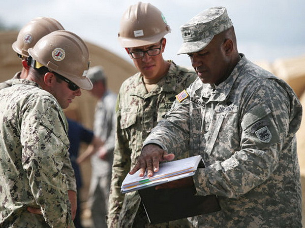 Tướng Mỹ và binh lính bị cách ly ở Italy để đề phòng virus Ebola ảnh 1