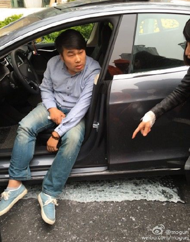 Suýt chết vì tấm kính rơi xuống từ tòa tháp cao nhì thế giới ảnh 1