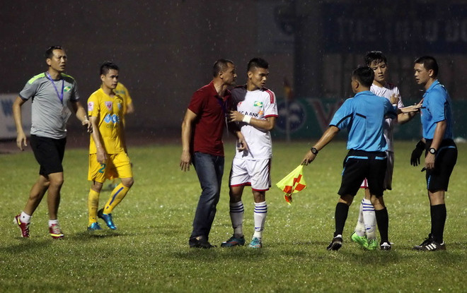 Cận cảnh quả penalty tranh cãi ở trận FLC Thanh Hóa - SLNA ảnh 1