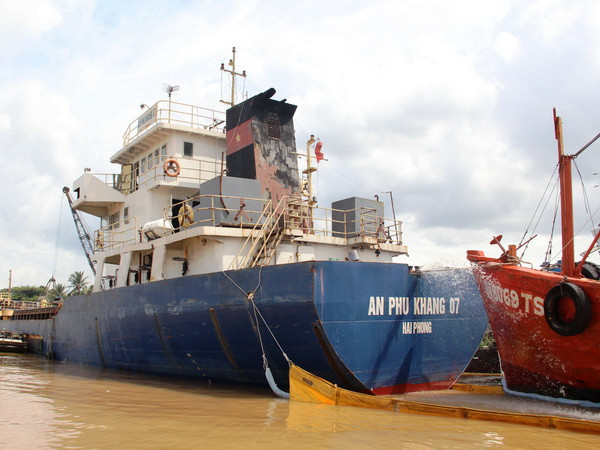 Cứu hộ thành công tàu 2.000 tấn bị nước tràn trên sông Đồng Nai ảnh 1