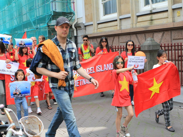 Đông đảo sinh viên, lưu học sinh và cộng đồng người Việt đã tổ chức biểu tình tuần hành phản đối Trung Quốc(Ảnh: Thanh Hải/Vietnam+) Cộng đồng người Việt tại Hà Lan tuần hành phản đối Trung Quốc ảnh 1