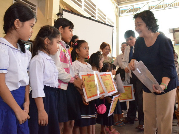 Khám bệnh, trao học bổng cho người nghèo và Việt kiều ở Campuchia ảnh 1