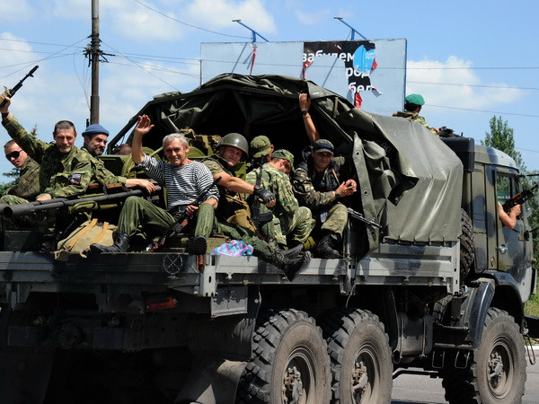 Người dân khu vực miền Đông Ukraine đổ xô đi lánh nạn ảnh 1