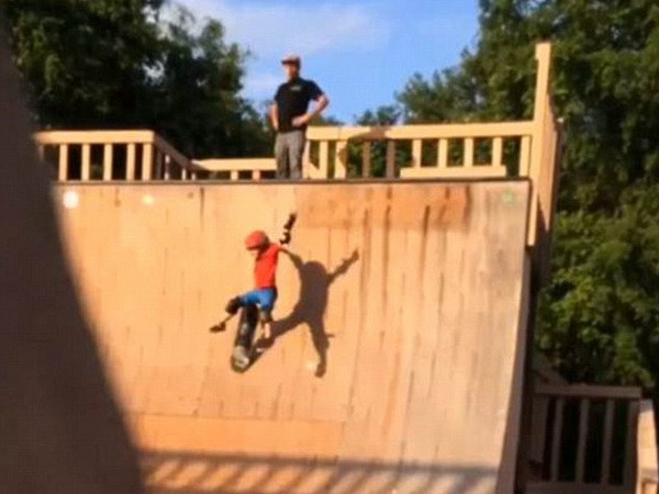 Người cha đá con từ đỉnh dốc trượt ván gây phản cảm ảnh 1