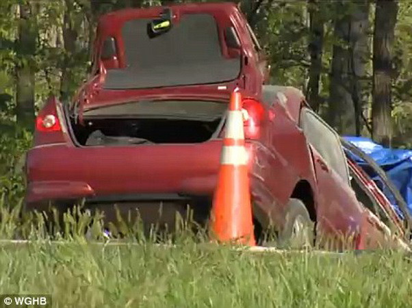 Một phụ nữ tử vong trên đường vì mải cập nhật Facebook ảnh 1