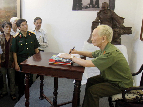 Tượng sáp Đại tướng Võ Nguyên Giáp: Như người vẫn đây ảnh 1