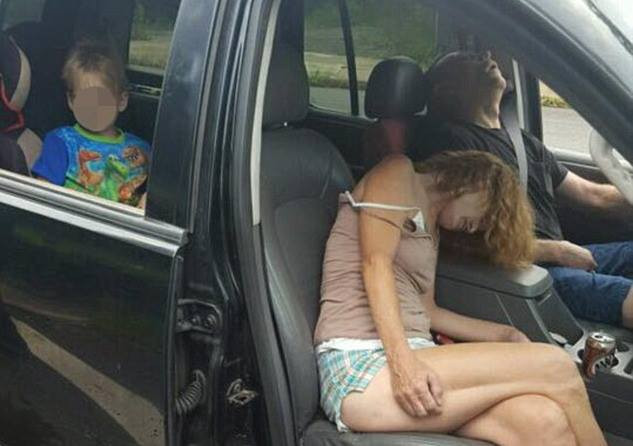 Kinh khủng bức hình cha mẹ bất tỉnh vì sốc ma túy trước mặt con ảnh 2