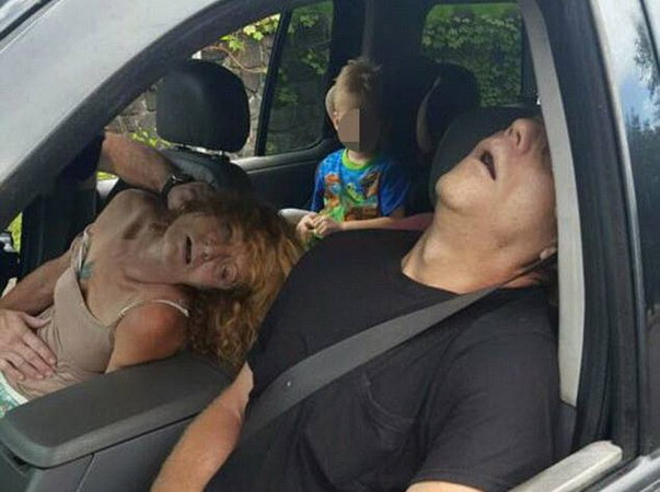 Kinh khủng bức hình cha mẹ bất tỉnh vì sốc ma túy trước mặt con ảnh 1