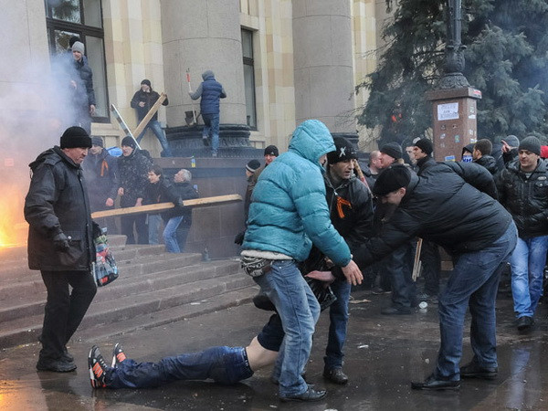 [Video] Hỗn chiến giữa hai phe biểu tình tại Kharkov ảnh 1